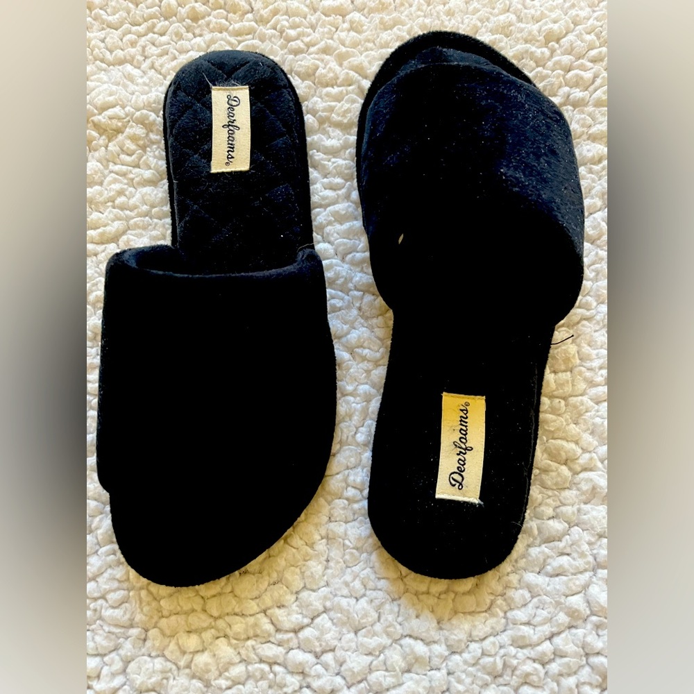 Dearfoam fuzzy memory foam slide slippers